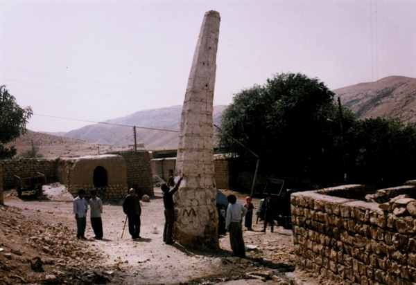 مرمت میل باستانی گورستان خسروآباد کوهدشت